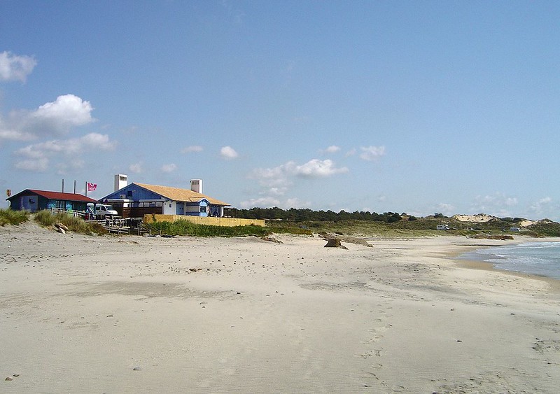 descubra a beleza da praia de sao torpes