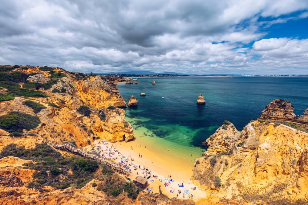 descubra a beleza da praia do camilo