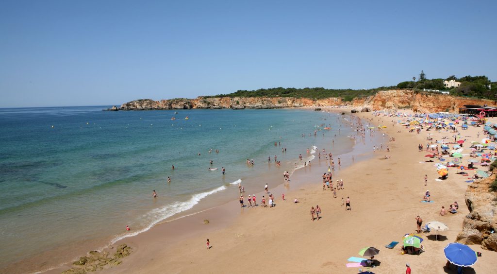 descubra a beleza da praia do vau