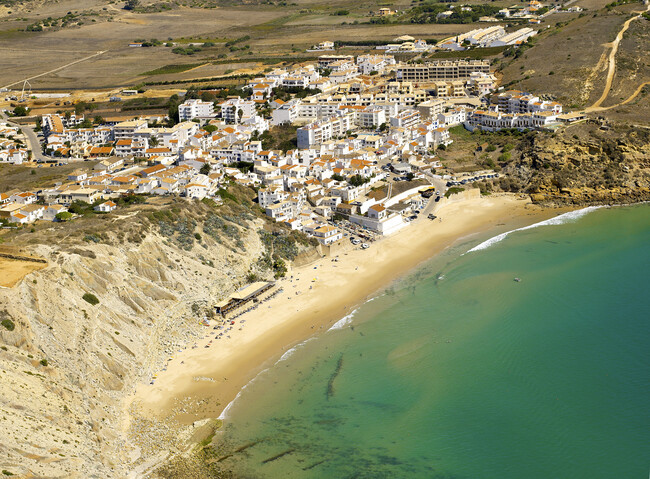 Descubra o Encanto Escondido da Praia do Burgau – Burgau, Vila do Bispo