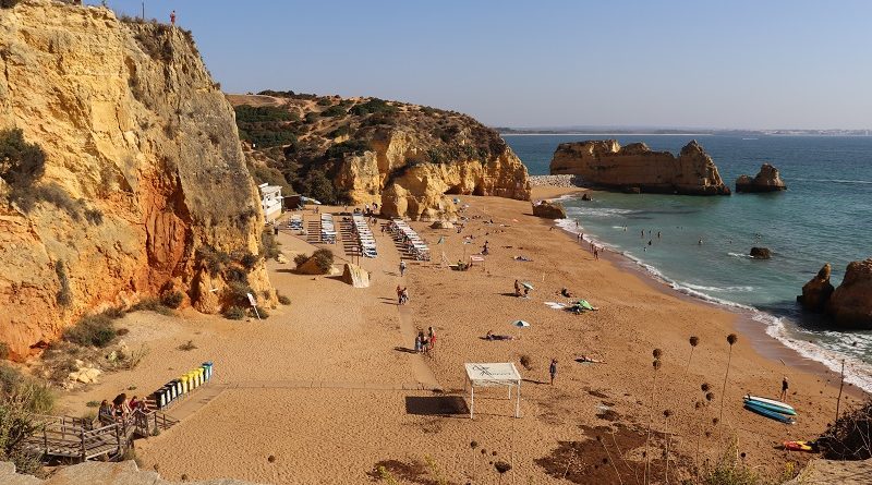 descubra o encanto oculto da praia da dona ana lagos