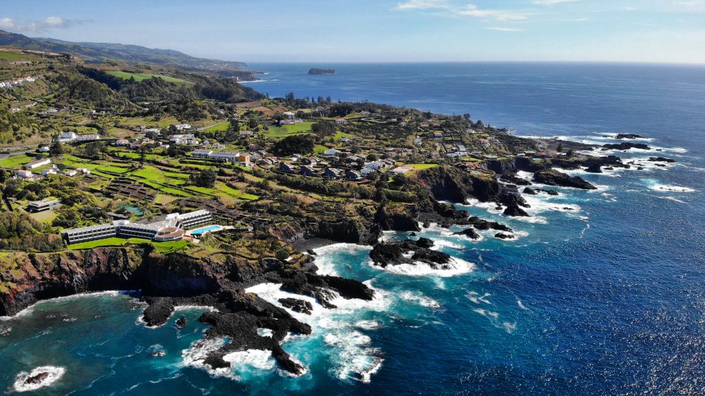 descubra o paraiso praia de porto da caloura lagoa na ilha de sao miguel