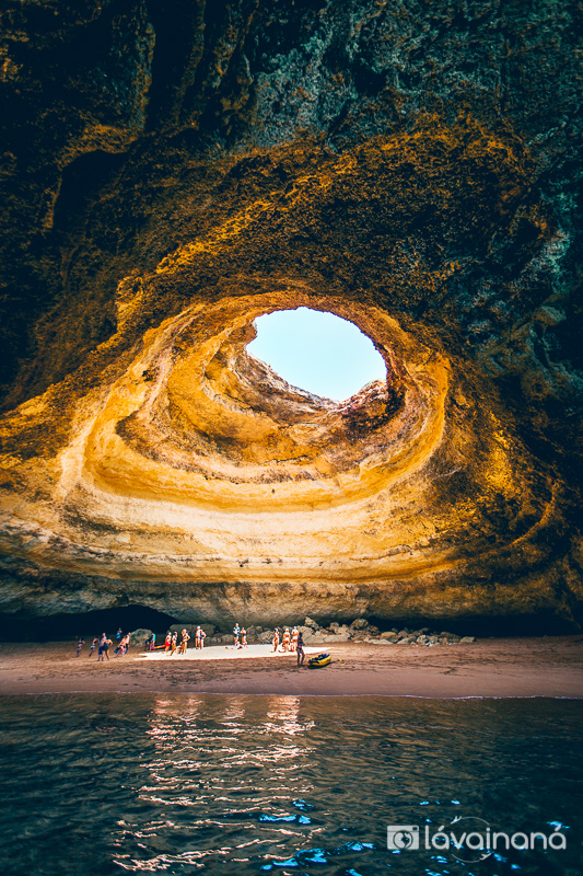 Descubra os Segredos Encantadores da Praia de Benagil – Benagil, Lagoa